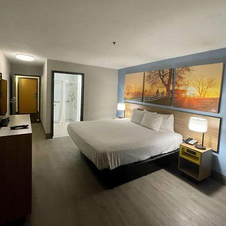 Days Inn By Wyndham Shawnee Bagian luar foto