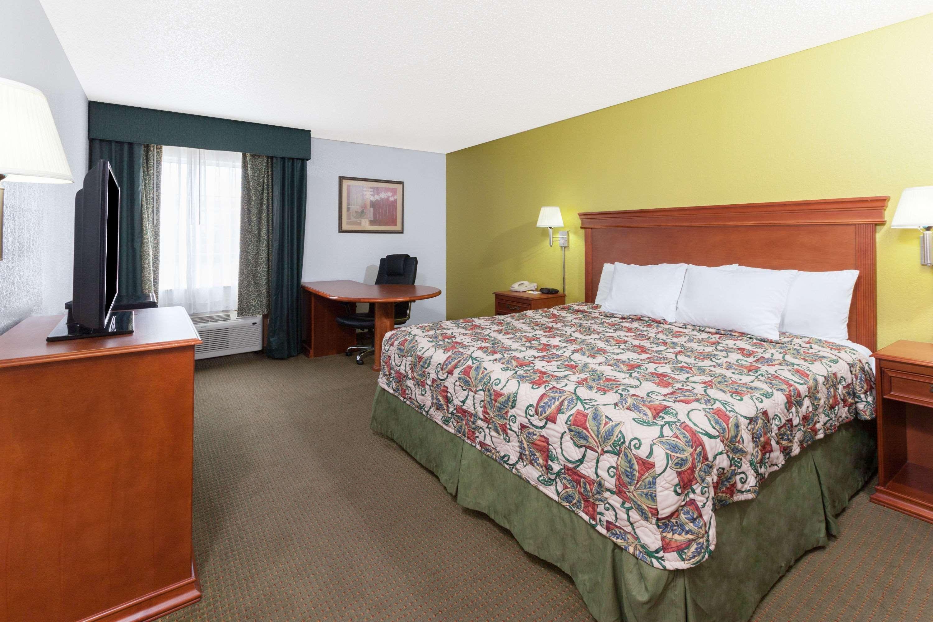 Days Inn By Wyndham Shawnee Bagian luar foto