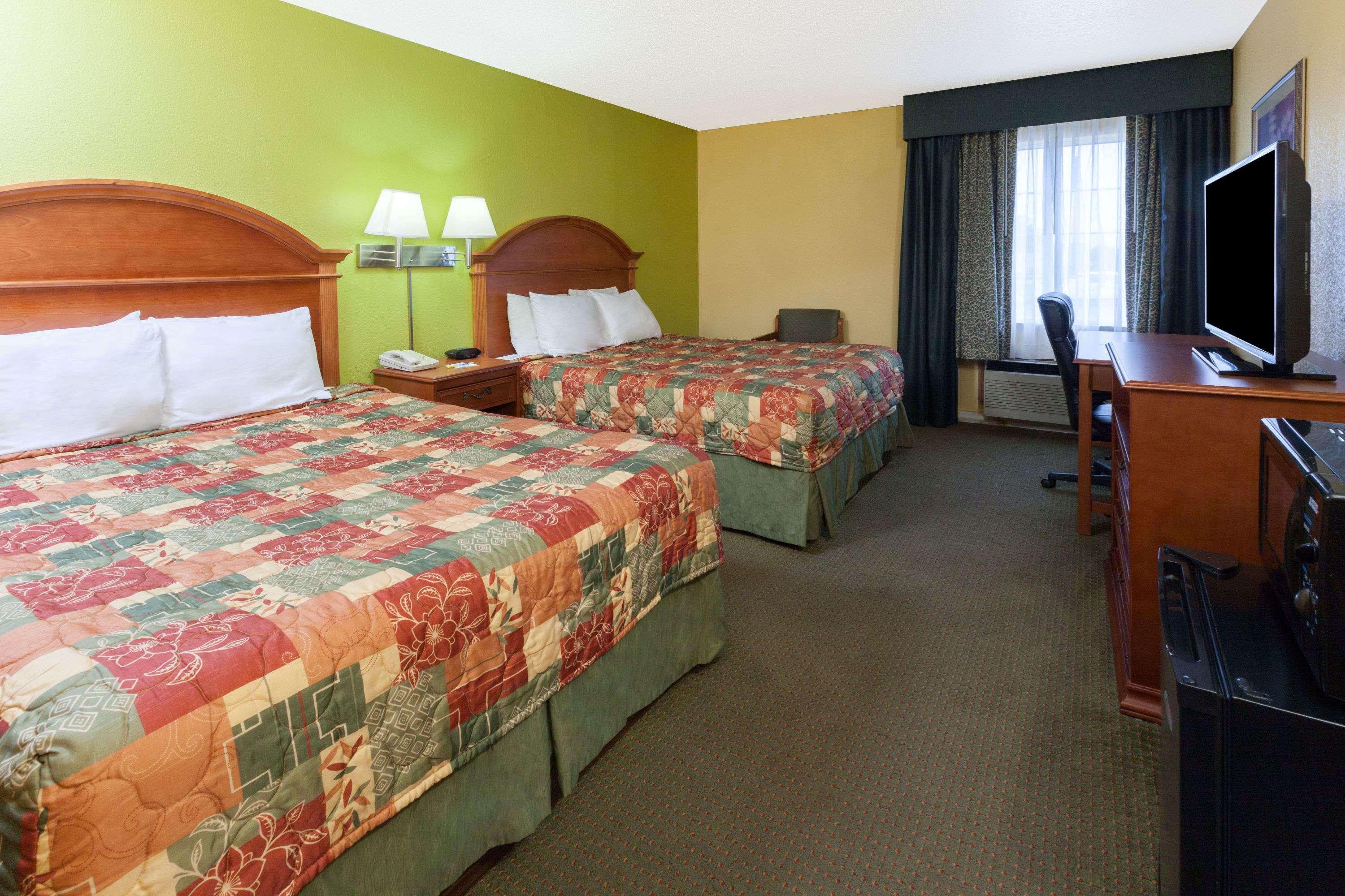 Days Inn By Wyndham Shawnee Bagian luar foto