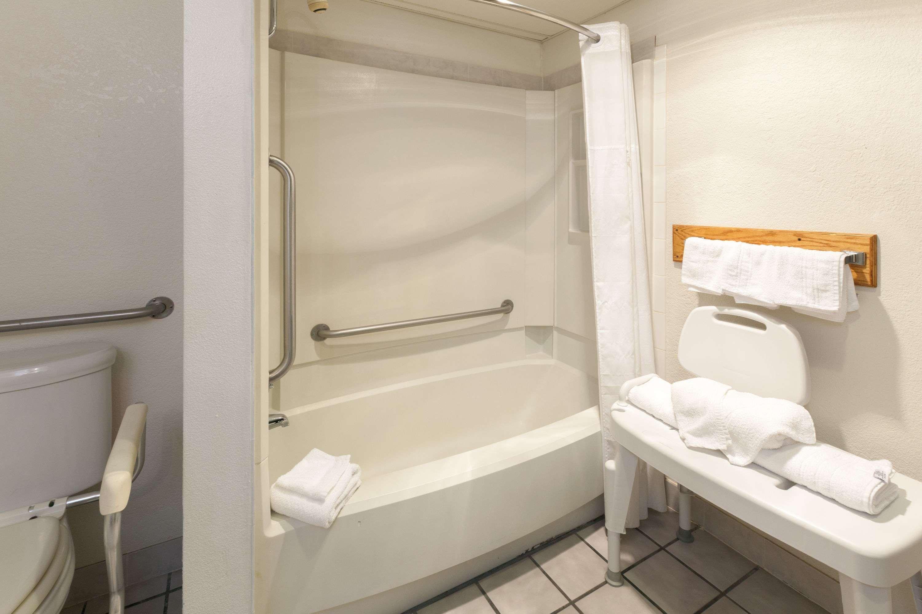 Days Inn By Wyndham Shawnee Bagian luar foto