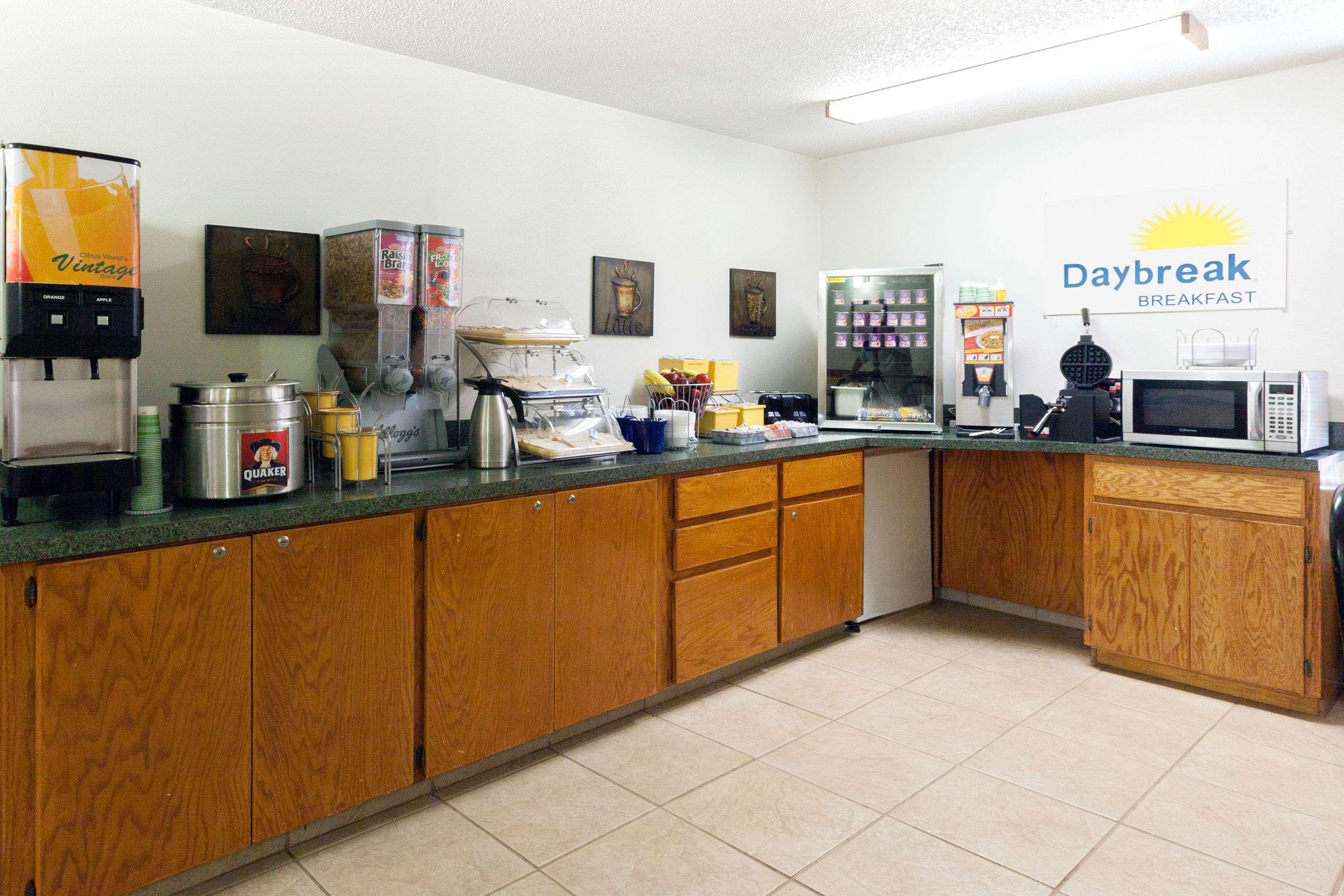 Days Inn By Wyndham Shawnee Bagian luar foto