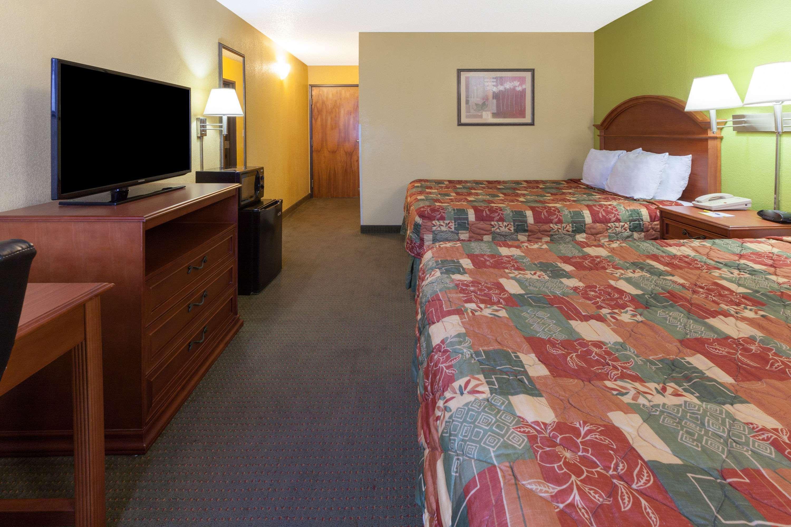 Days Inn By Wyndham Shawnee Bagian luar foto