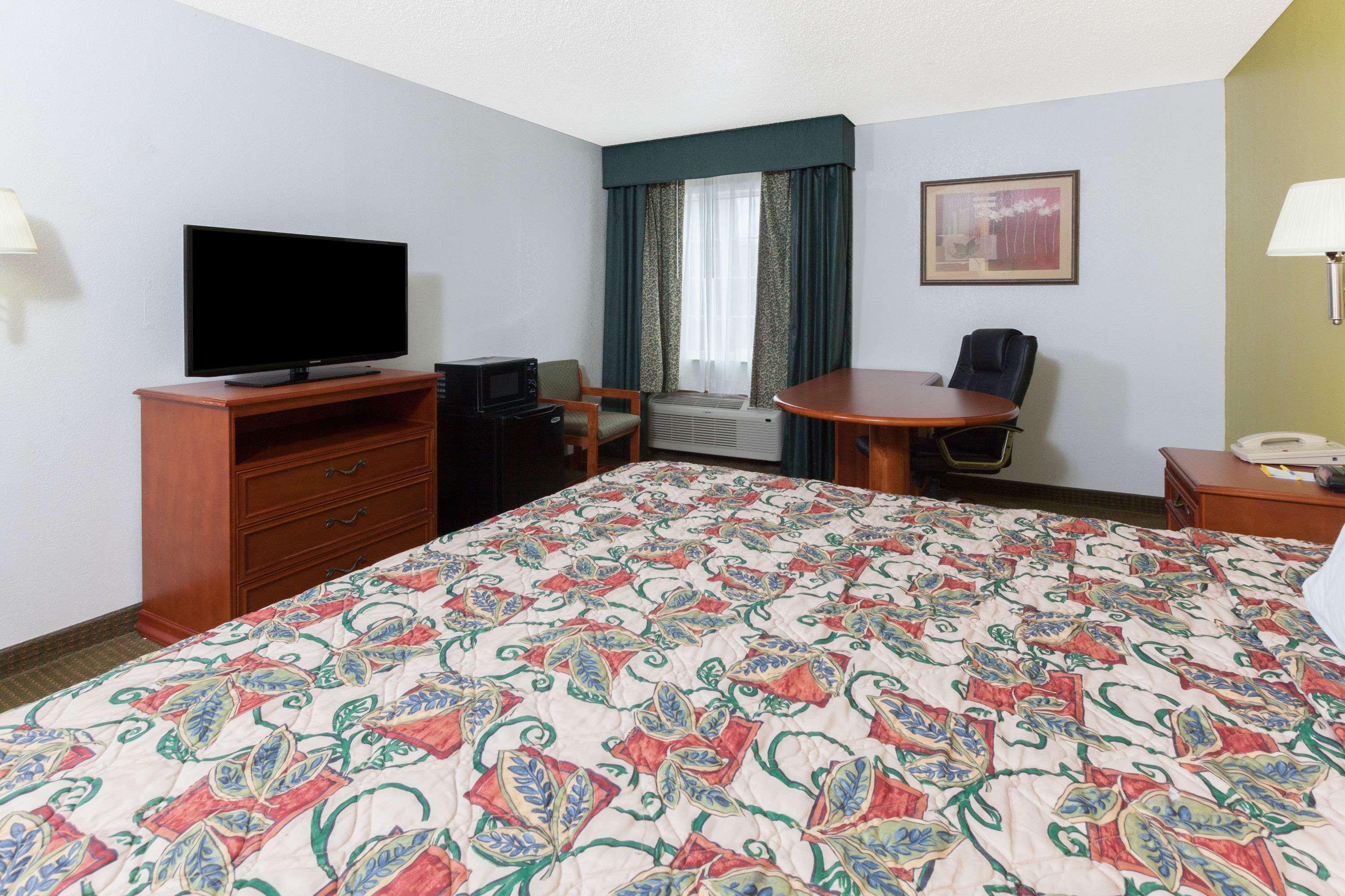 Days Inn By Wyndham Shawnee Bagian luar foto