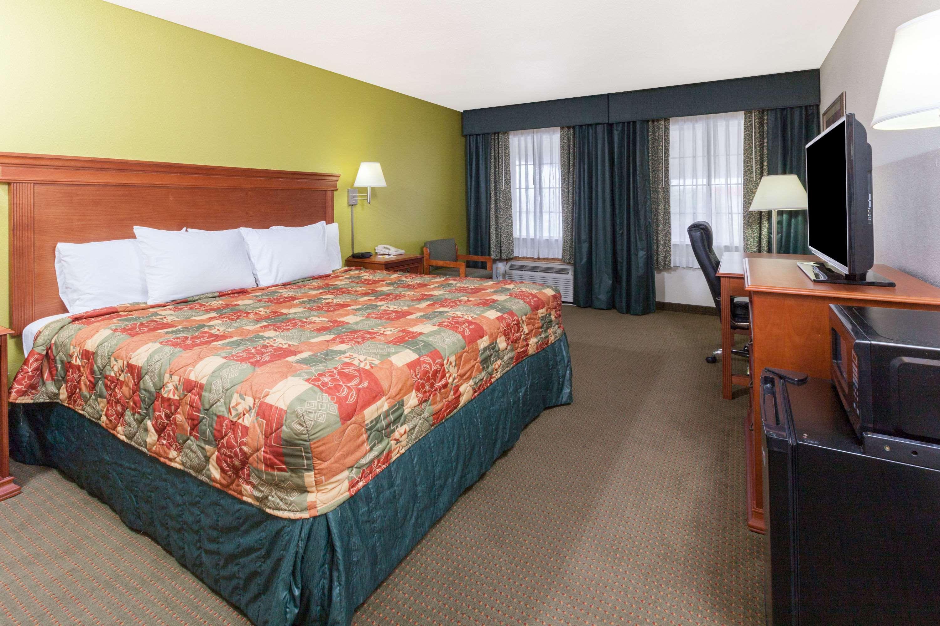 Days Inn By Wyndham Shawnee Bagian luar foto