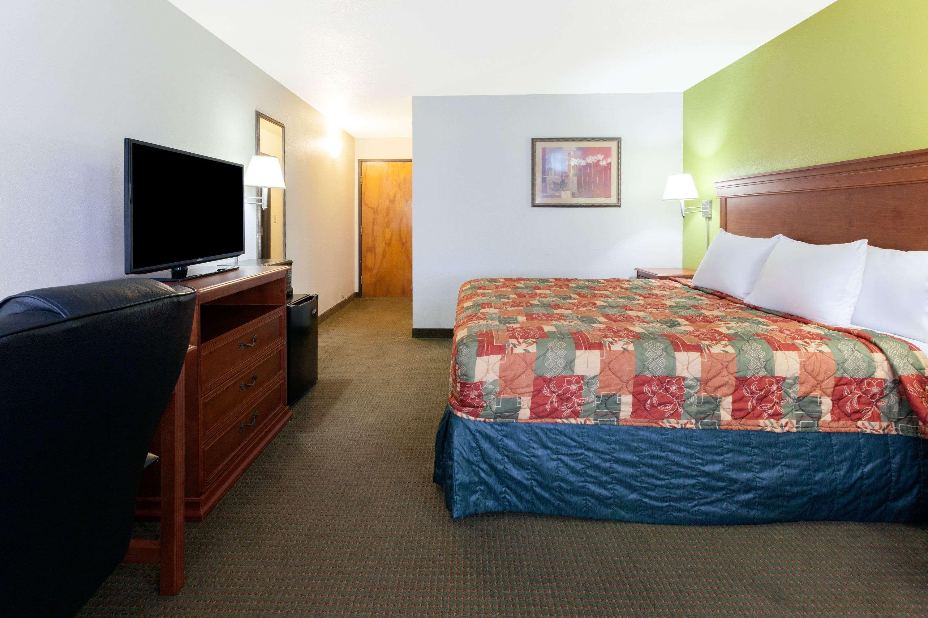 Days Inn By Wyndham Shawnee Bagian luar foto