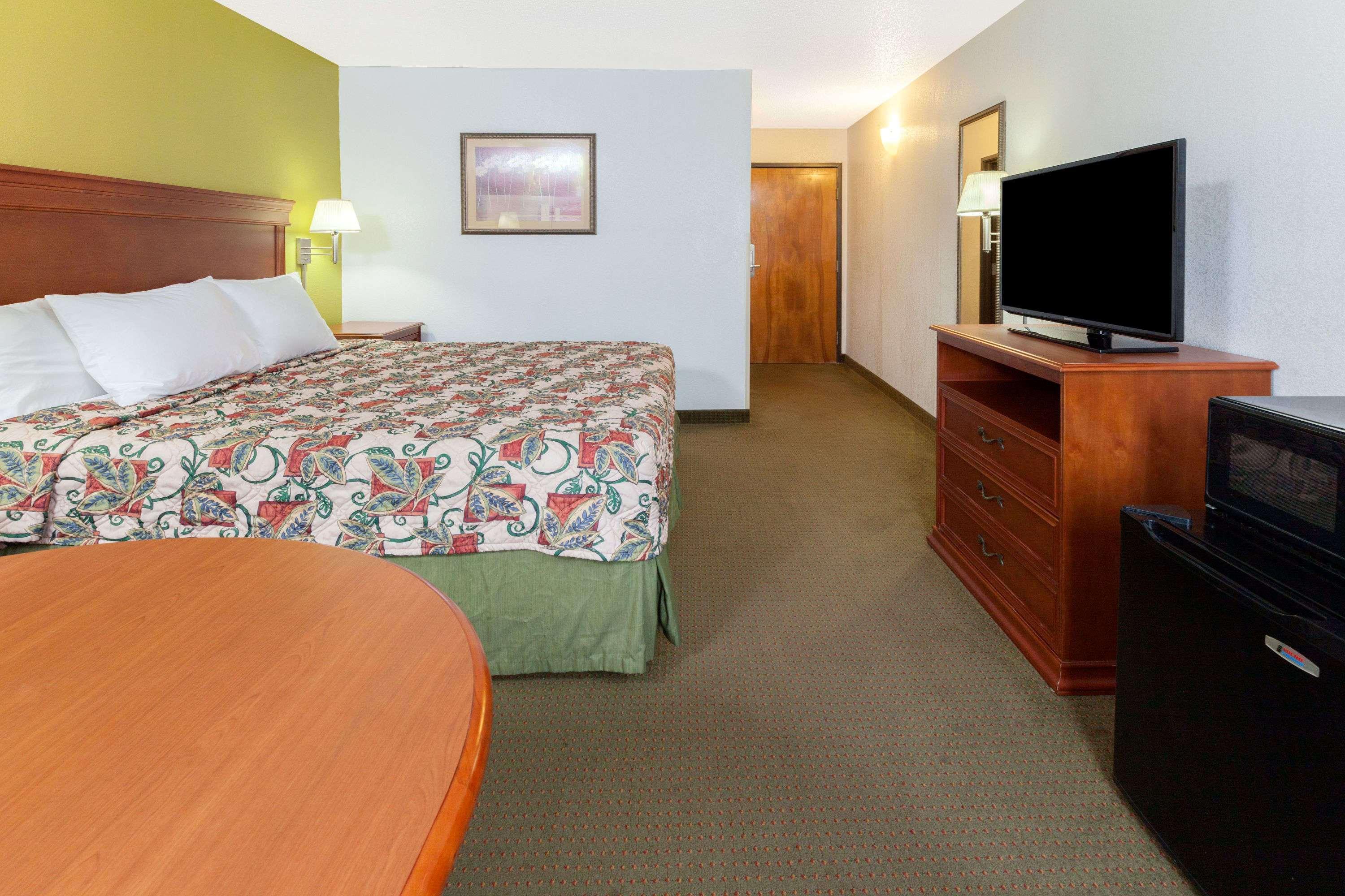 Days Inn By Wyndham Shawnee Bagian luar foto