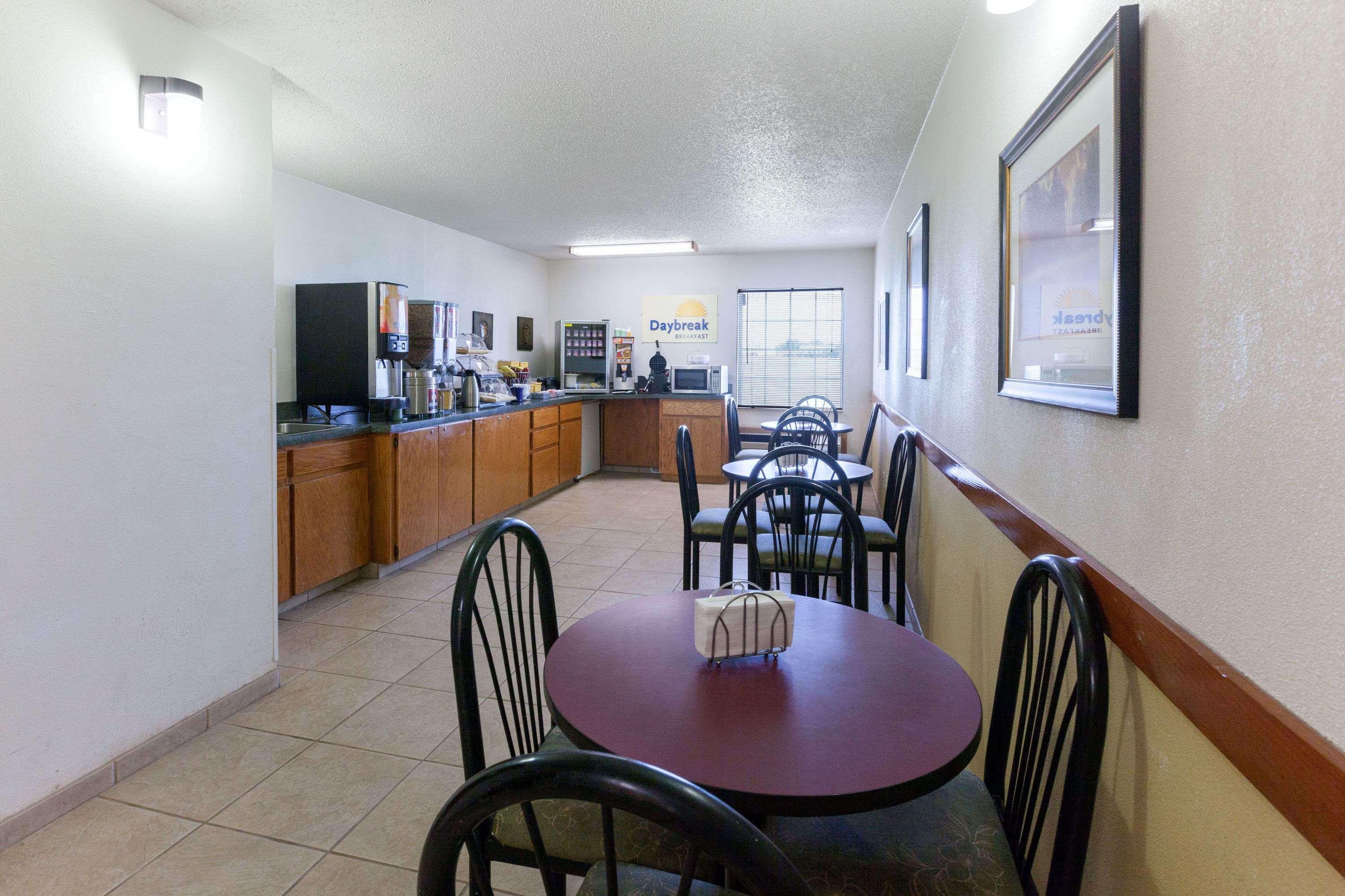 Days Inn By Wyndham Shawnee Bagian luar foto