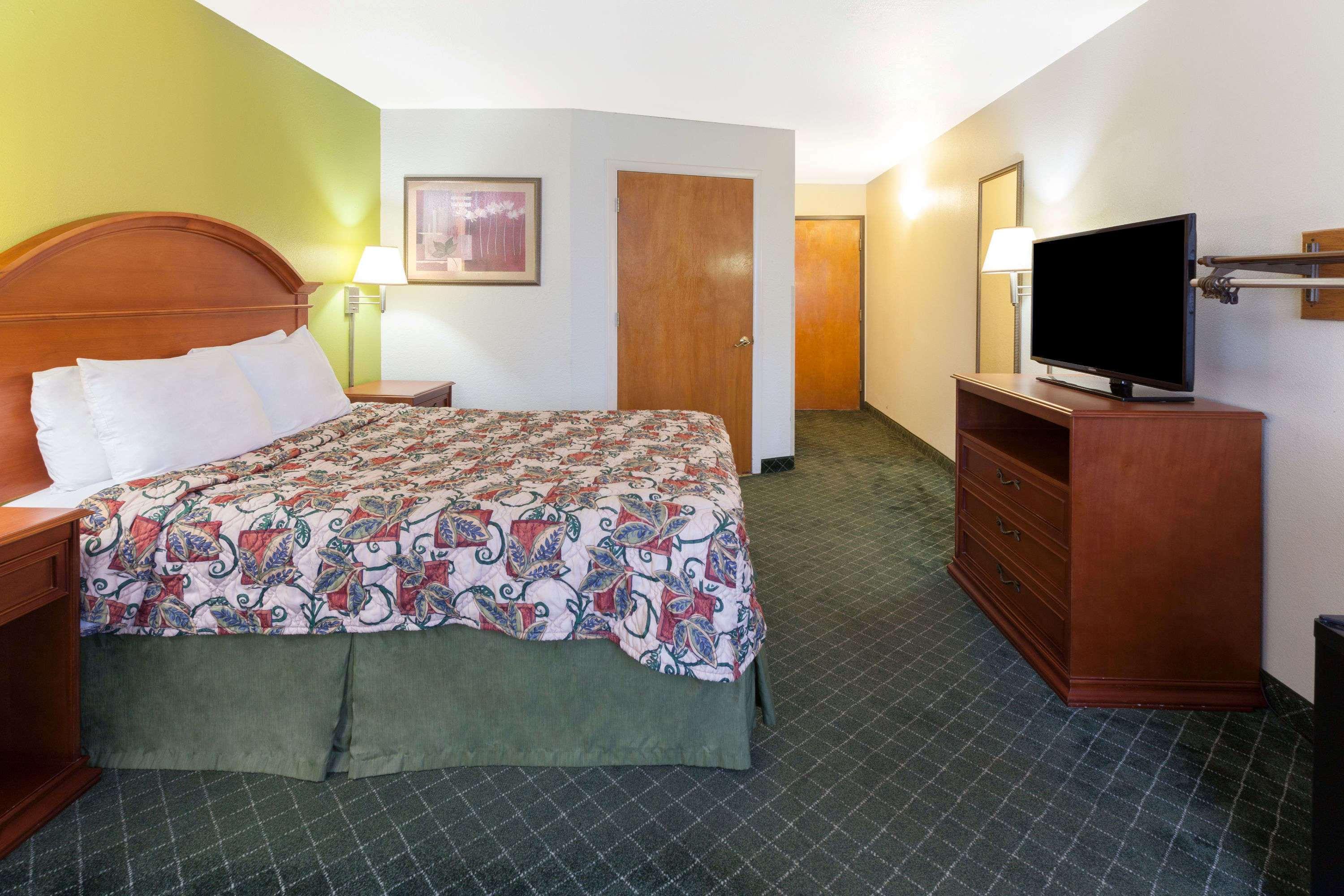 Days Inn By Wyndham Shawnee Bagian luar foto