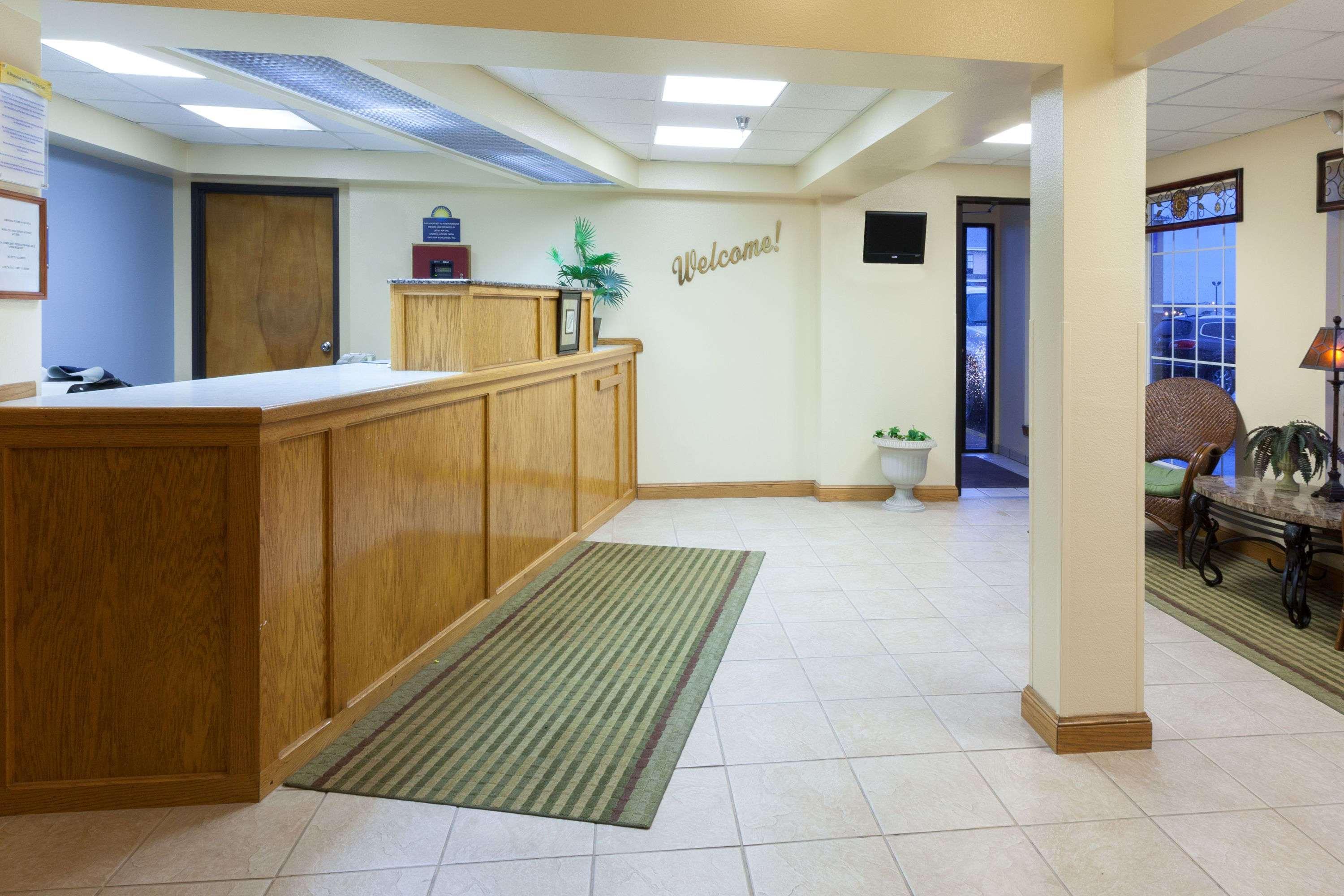 Days Inn By Wyndham Shawnee Bagian luar foto