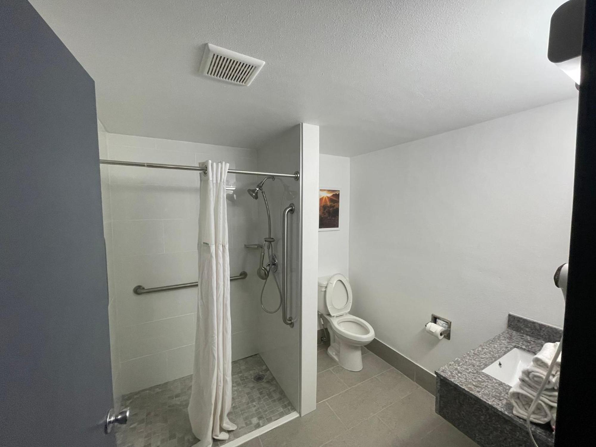 Days Inn By Wyndham Shawnee Bagian luar foto