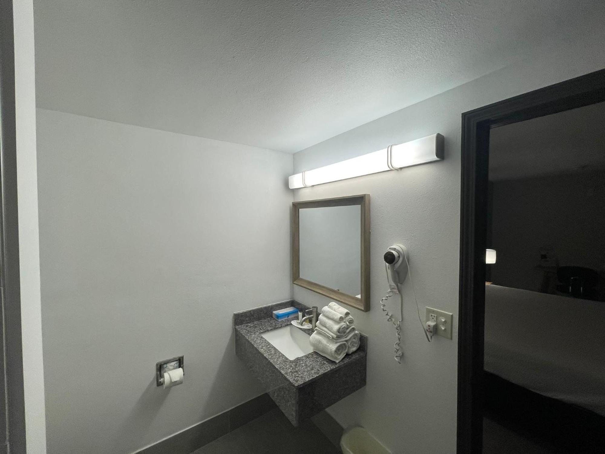 Days Inn By Wyndham Shawnee Bagian luar foto