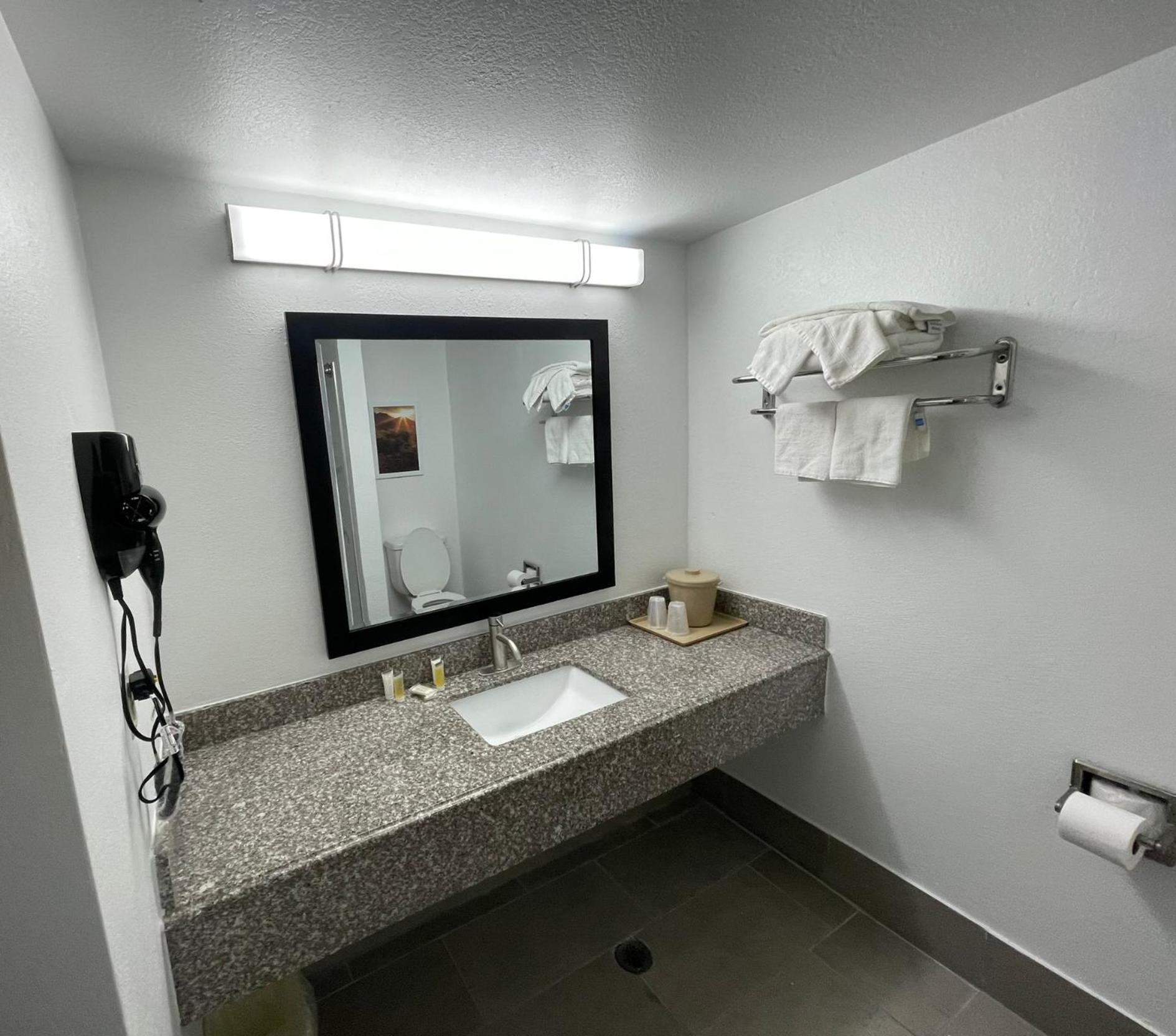 Days Inn By Wyndham Shawnee Bagian luar foto