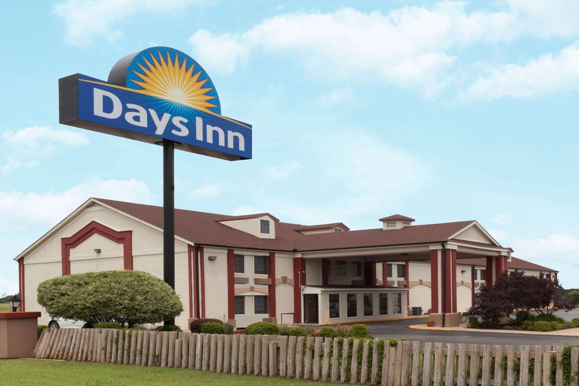Days Inn By Wyndham Shawnee Bagian luar foto